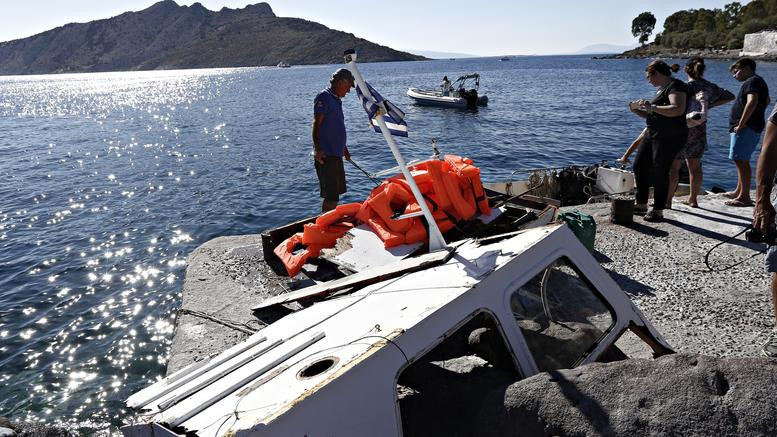 Τραγωδία στην Αίγινα – Εικόνες από την ανέλκυση της λάντζας (βίντεο)